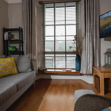 Cosy - Central - - 2 Bedroom - 1 Bathroom *