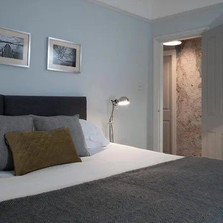 Cosy - Central - - 2 Bedroom - 1 Bathroom Apartment *