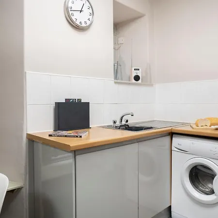 Cosy - Central - - 2 Bedroom - 1 Bathroom *