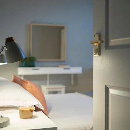 Cosy - Central - - 2 Bedroom - 1 Bathroom