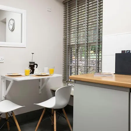 Cosy - Central - - 2 Bedroom - 1 Bathroom Apartment